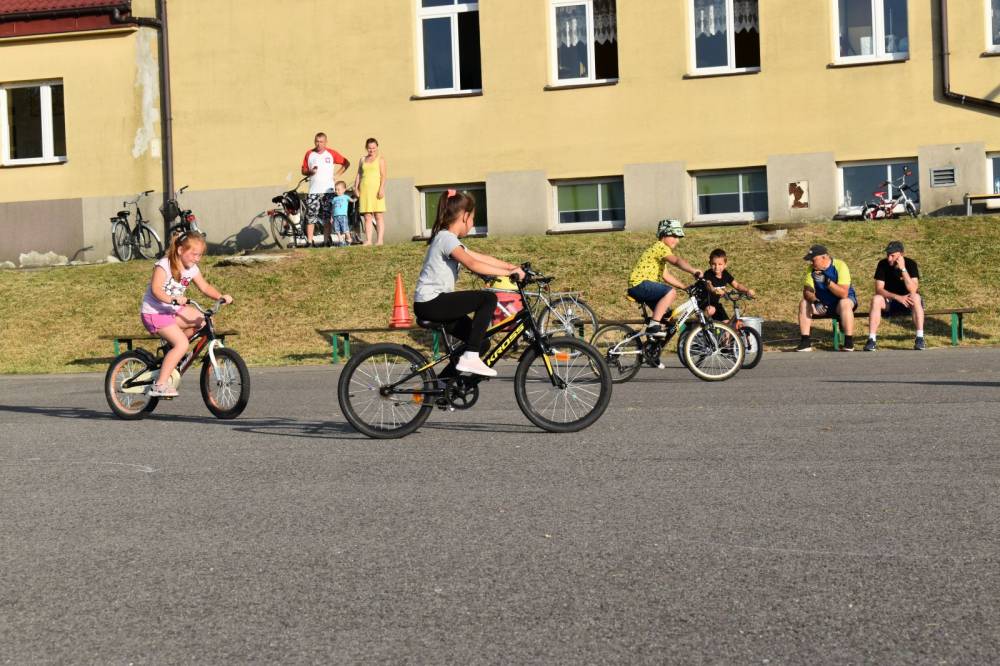 Boisko szkoły podstawowej, Piknik rodzinny święto roweru, dzieci na rowerach